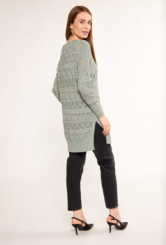 Ażurowy sweter o dłuższym kroju