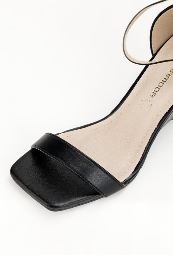 Sandały na koturnie