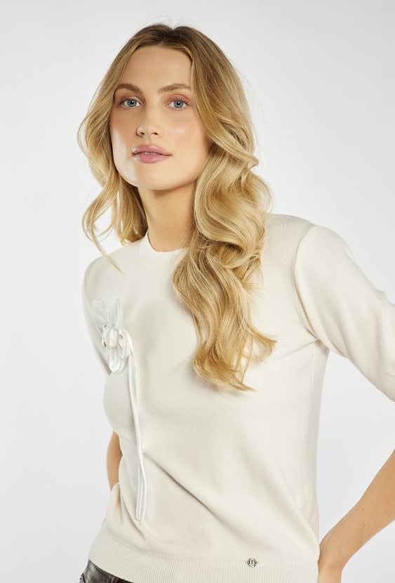 Sweter damski z agrafką