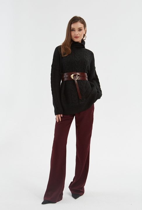 Czarny golf w warkoczowy splot