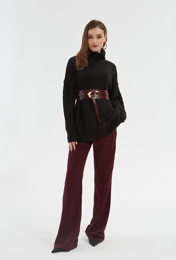 Czarny golf w warkoczowy splot