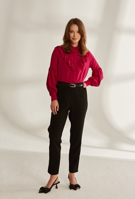 Bordowa koszula z falbanami