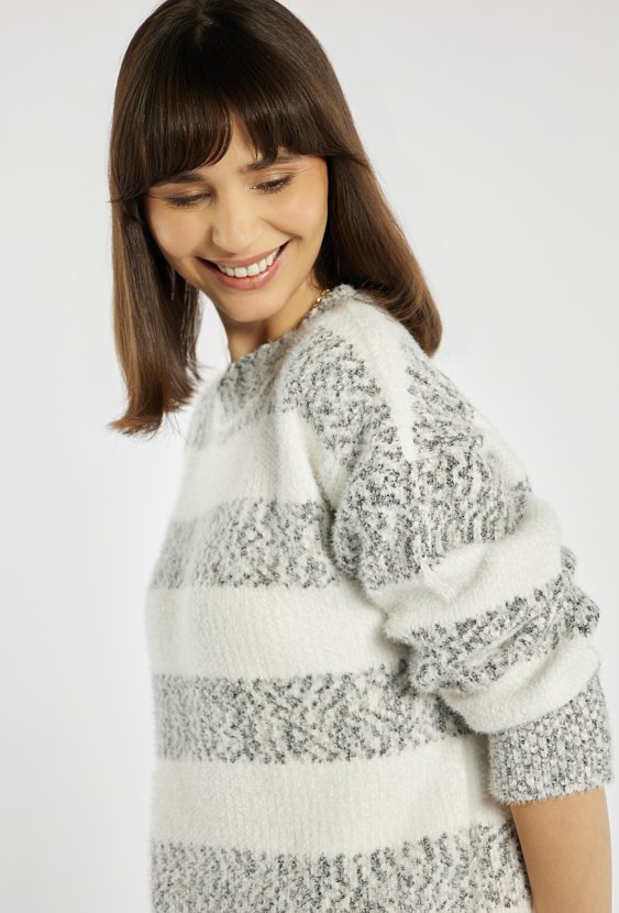 Sweter damski z krótkim włosiem