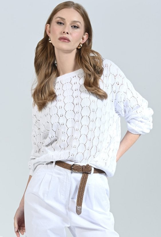 Biały ażurowy sweter o prostym kroju