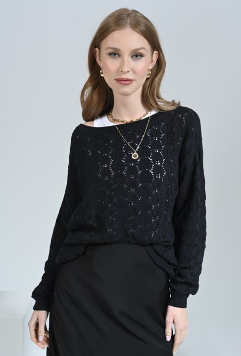 Czarny ażurowy sweter o prostym kroju