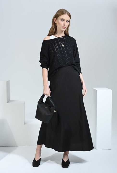 Czarny ażurowy sweter o prostym kroju