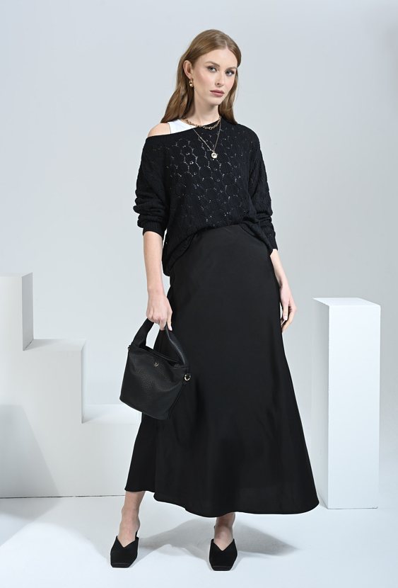 Czarny ażurowy sweter o prostym kroju