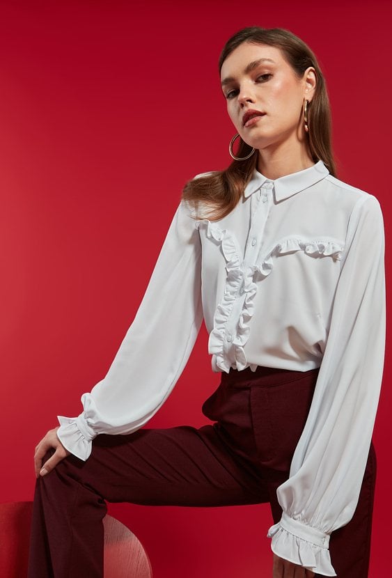 Biała koszula z żabotem