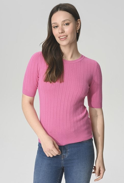 Różowy sweterek w prążek