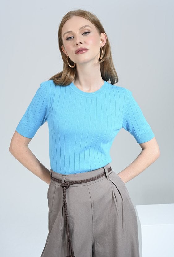 Turkusowy sweterek w prążek