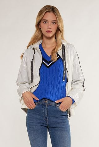 Krótka, przejściowa kurtka