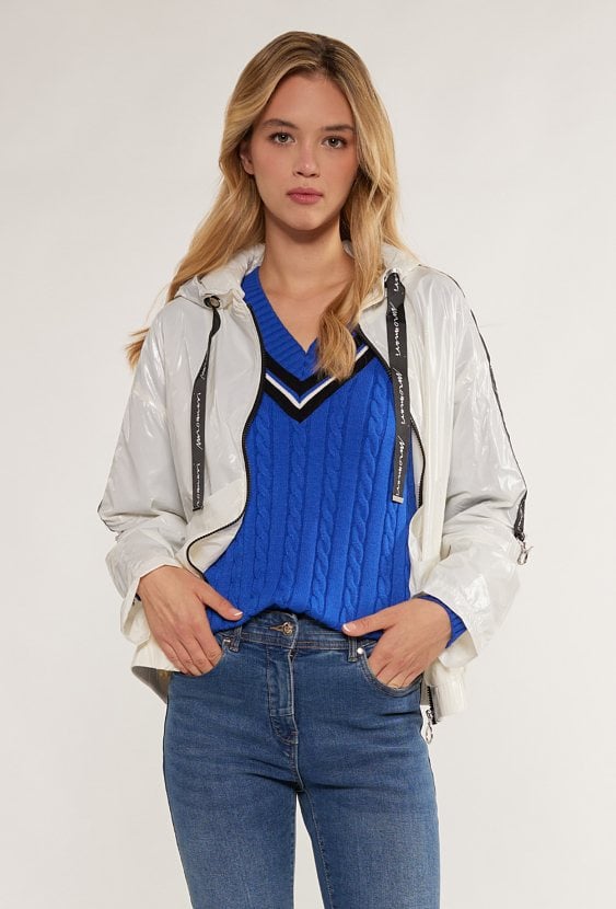 Krótka, przejściowa kurtka