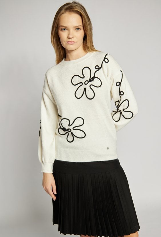 Sweter z kwiatowym wzorem