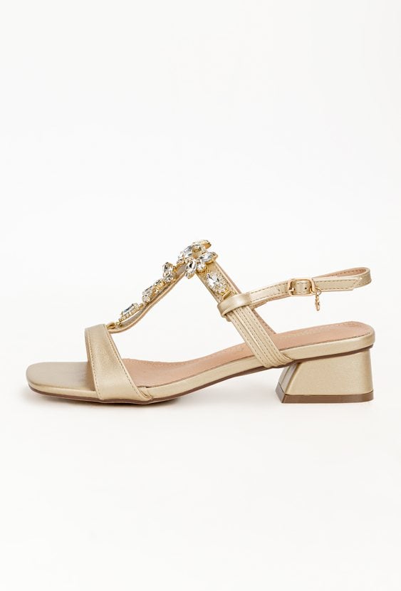 Sandały z aplikacjami