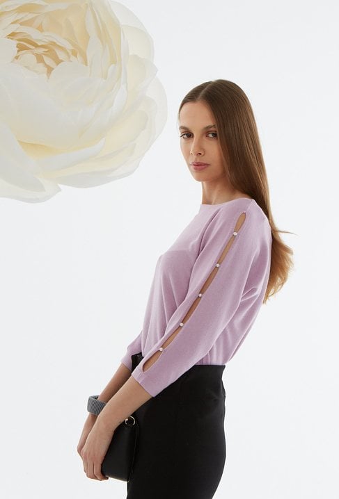 Sweter z perełkami na rękawie