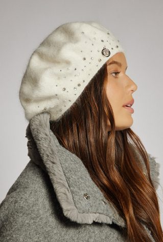 Beret z połyskującymi aplikacjami