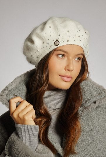 Beret z połyskującymi aplikacjami