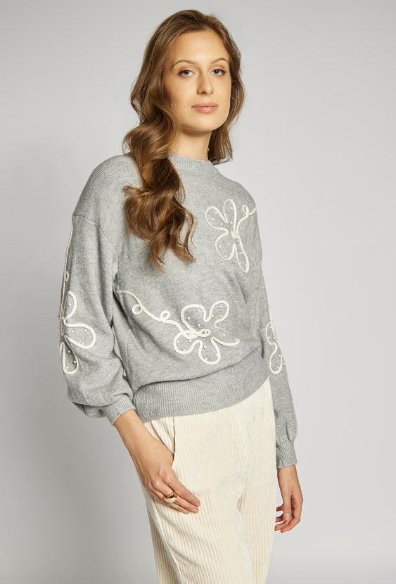 Sweter z kwiatowym wzorem
