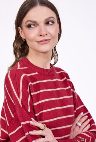 Czerwony sweter w paski