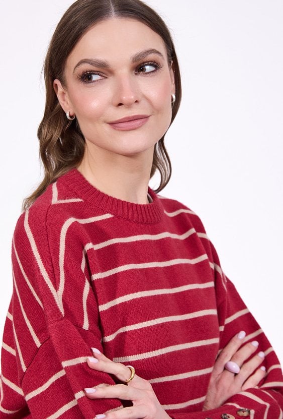 Czerwony sweter w paski