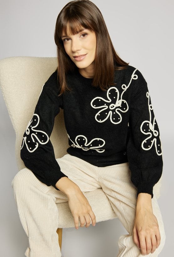 Sweter z kwiatowym wzorem