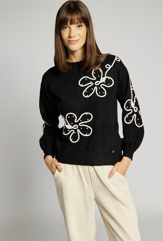 Sweter z kwiatowym wzorem