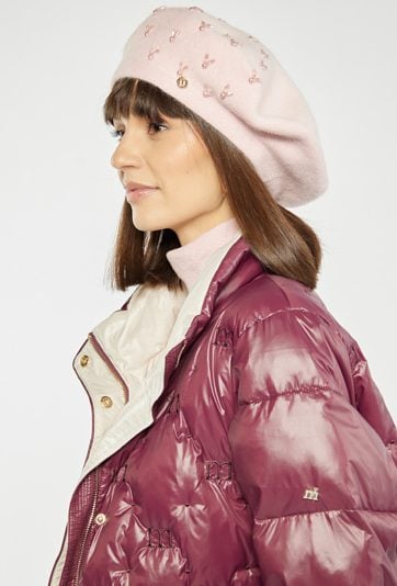 Beret ozdobiony drobnymi koralikami