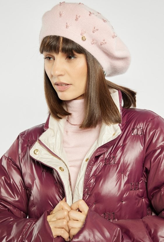 Beret ozdobiony drobnymi koralikami