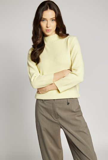 Sweter z ozdobną agrafką