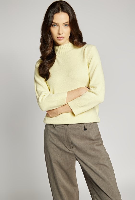 Sweter z ozdobną agrafką