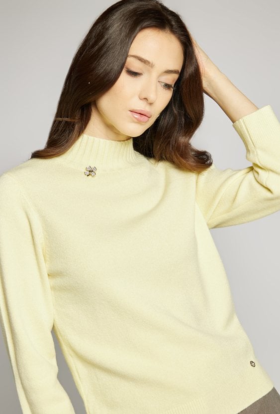 Sweter z ozdobną agrafką