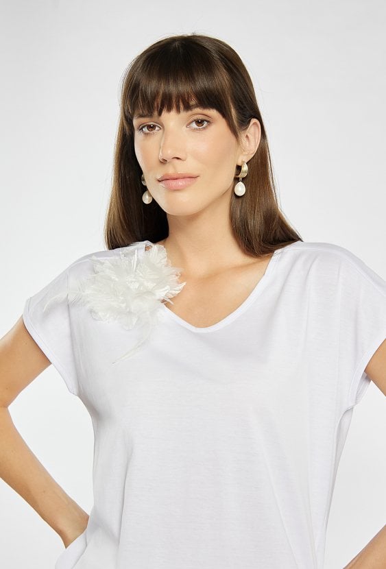 T-shirt z efektowną aplikacją z piór