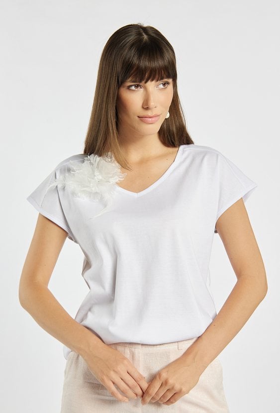 T-shirt z efektowną aplikacją z piór