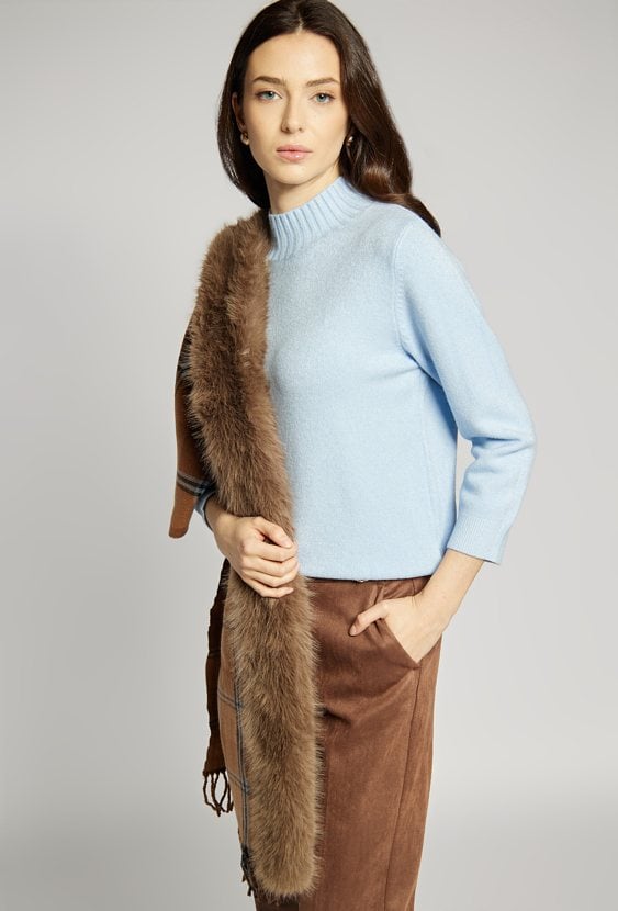 Sweter z ozdobną agrafką