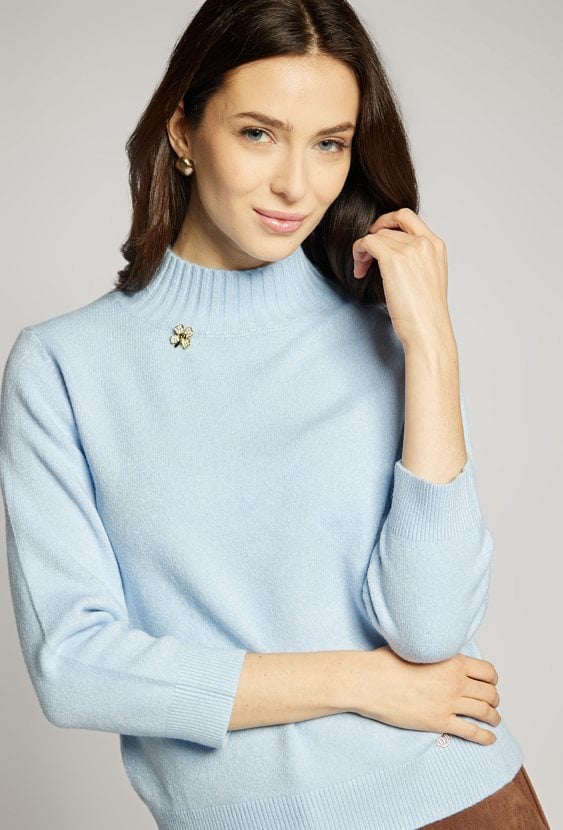Sweter z ozdobną agrafką