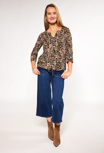 Wzorzysta bluzka z wiązaniem