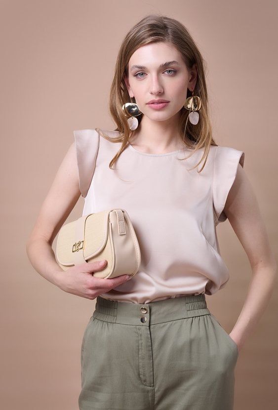 Beżowa bluzka z falbaną na rękawie