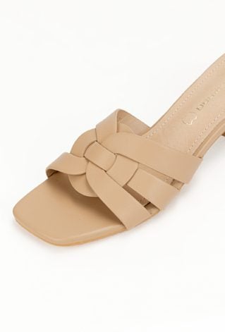 Klapki na niskim obcasie