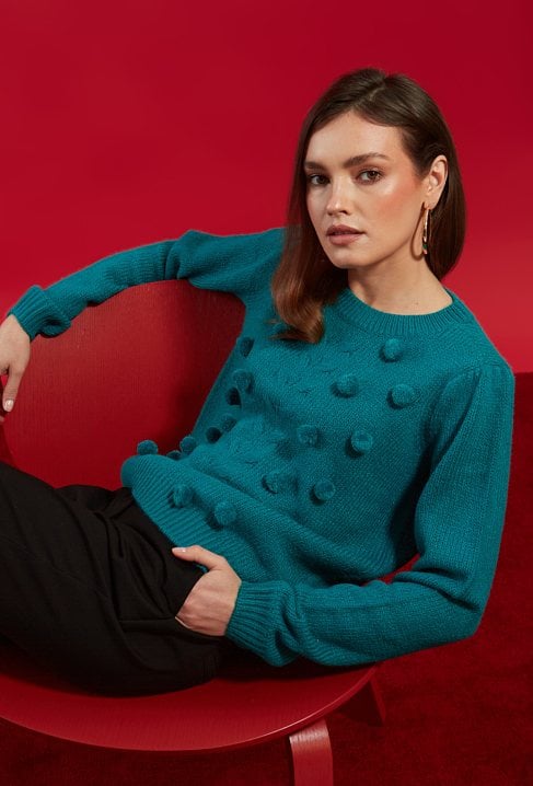 Zielony sweter z dekoracyjnymi kulkami