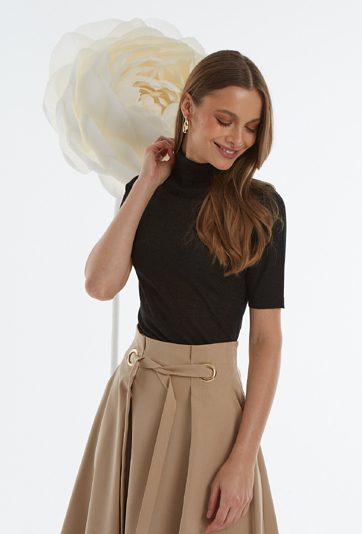 Czarny golf z krótkim rękawem