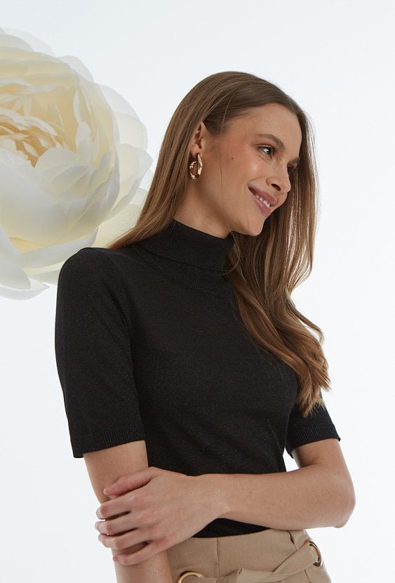 Czarny golf z krótkim rękawem