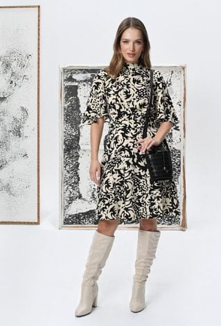 Sukienka w beżowo- czerwony print