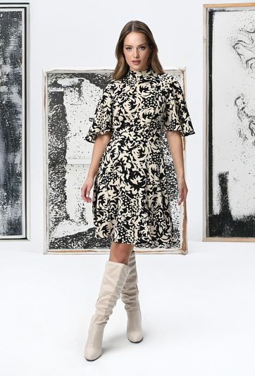 Sukienka w beżowo- czerwony print