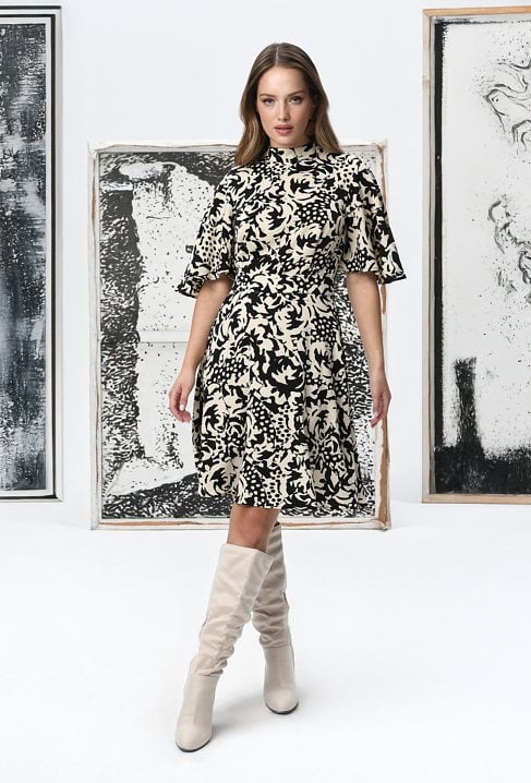 Sukienka w beżowo- czerwony print