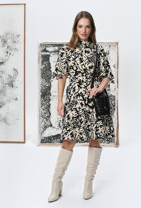 Sukienka w beżowo- czerwony print