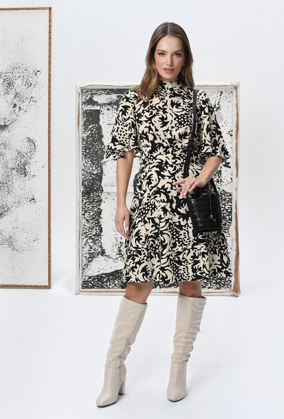 Sukienka w beżowo- czerwony print