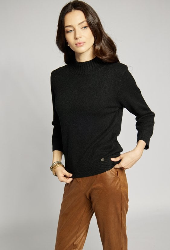 Sweter z ozdobną agrafką