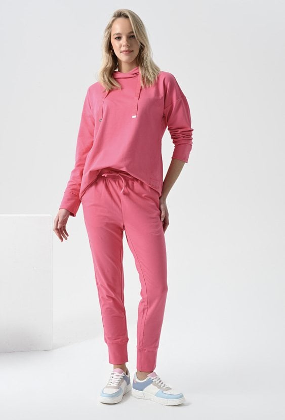Różowe spodnie dresowe