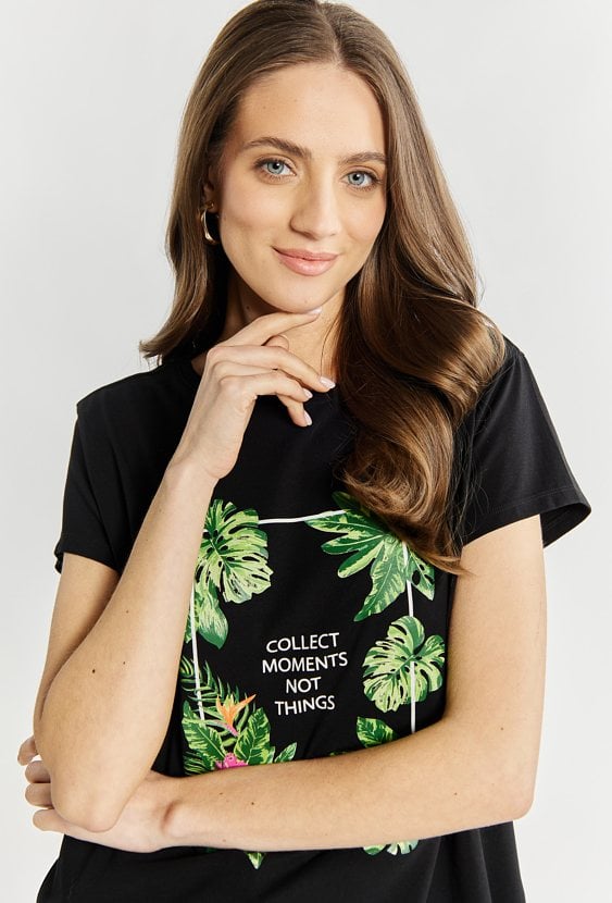 T-shirt z egzotycznym nadrukiem