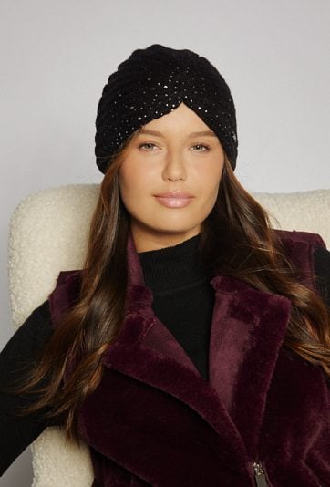 Czapka z drobnymi aplikacjami